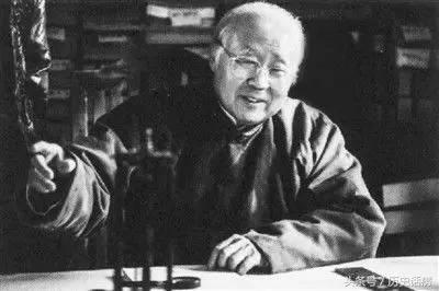 他是三代單傳的皇族,被迫娶了「姐姐」,卻愛了70年······