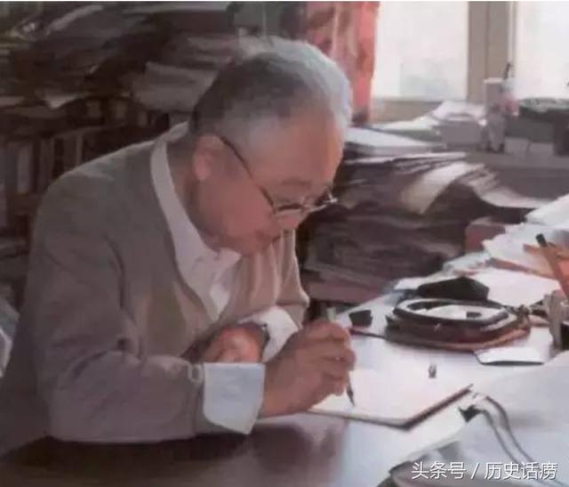 他是三代單傳的皇族,被迫娶了「姐姐」,卻愛了70年······
