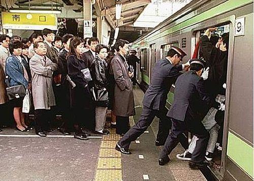 人間煉獄！實拍東京地鐵擁擠慘狀，簡直是「性騷擾癡漢」的天堂！