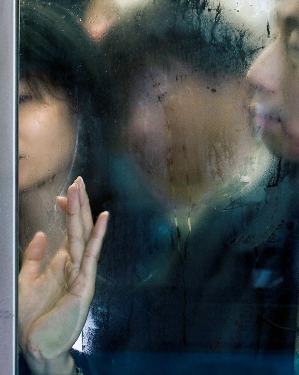 人間煉獄！實拍東京地鐵擁擠慘狀，簡直是「性騷擾癡漢」的天堂！