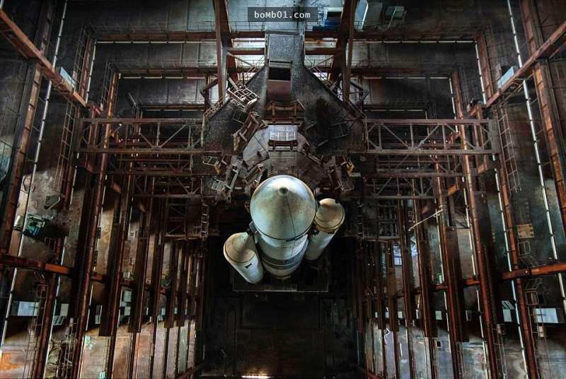 他在夜裡走了38公裏「終於發現蘇聯時期的太空船基地」，偷偷拍下的照片讓大家都起雞皮疙瘩！