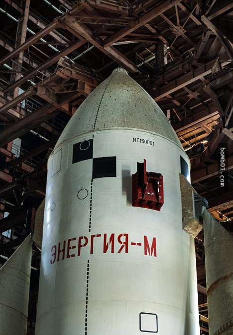 他在夜裡走了38公裏「終於發現蘇聯時期的太空船基地」，偷偷拍下的照片讓大家都起雞皮疙瘩！