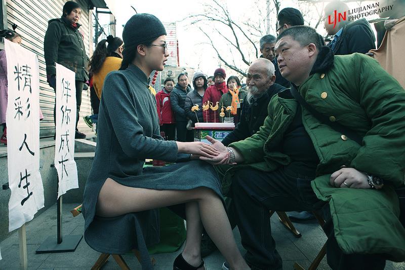 失業女子在算命攤停了下說:「師父幫我算個命吧!」結果算命師先對她笑笑說:「您別坐下...因為....」聽完後,女子竟是