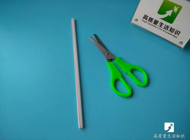 排水孔被頭髮堵了別著急,一根吸管就能輕鬆搞定!
