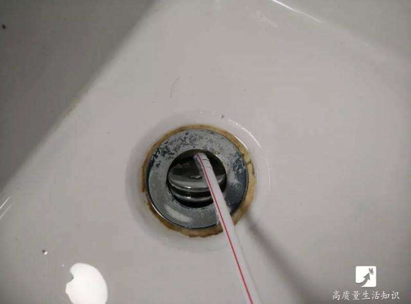 排水孔被頭髮堵了別著急,一根吸管就能輕鬆搞定!