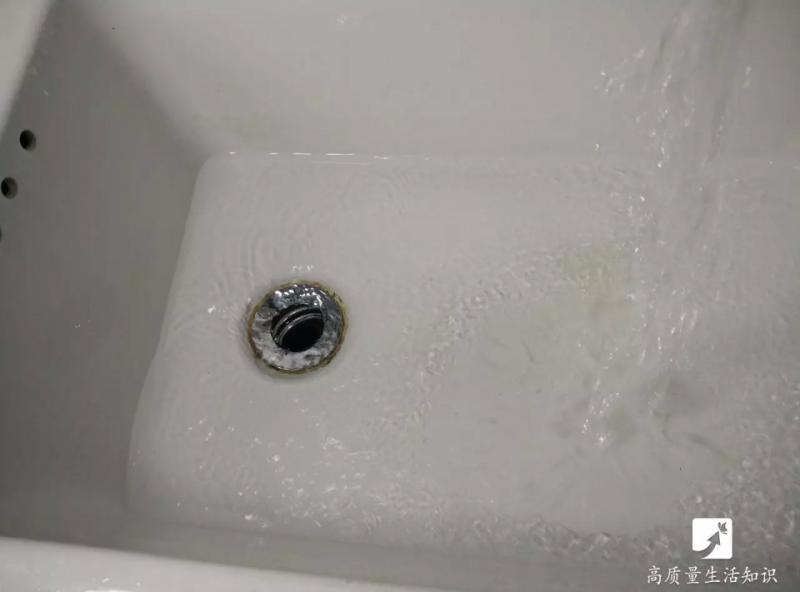 排水孔被頭髮堵了別著急,一根吸管就能輕鬆搞定!