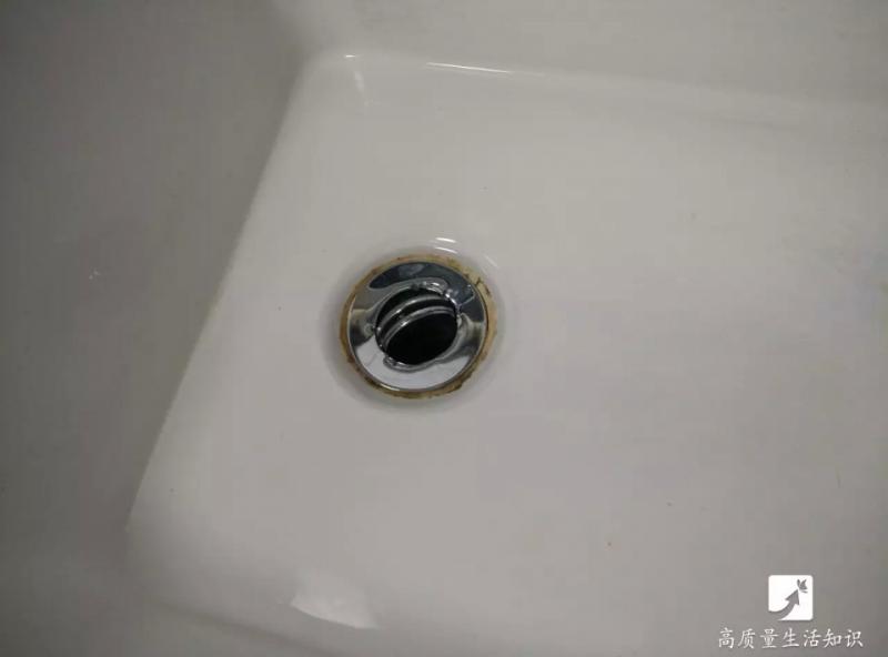 排水孔被頭髮堵了別著急,一根吸管就能輕鬆搞定!