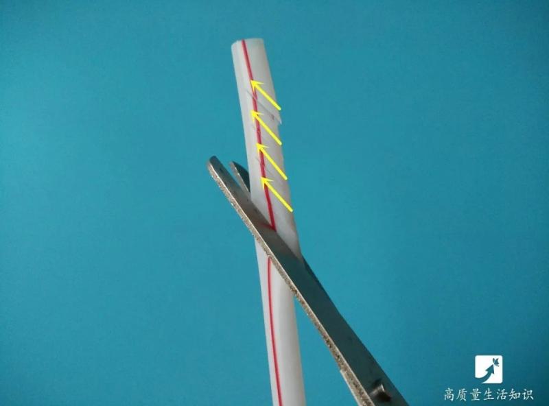 排水孔被頭髮堵了別著急,一根吸管就能輕鬆搞定!