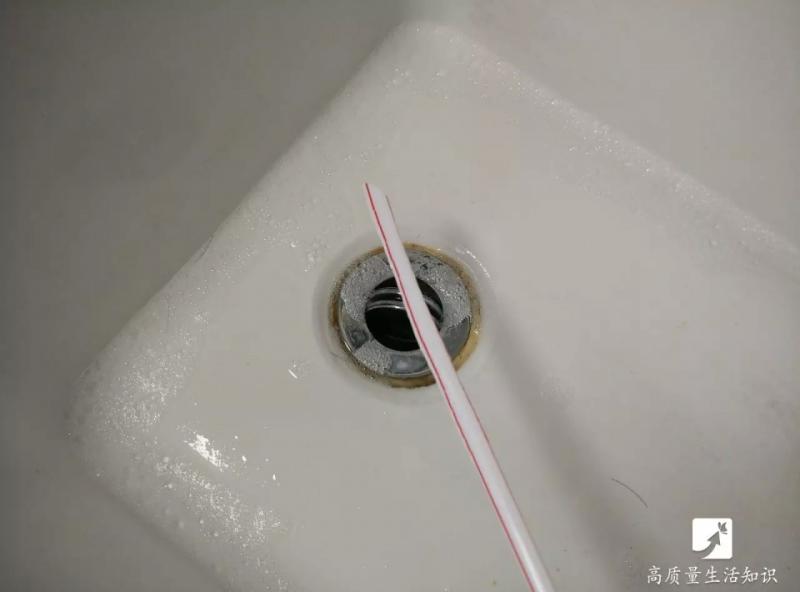 排水孔被頭髮堵了別著急,一根吸管就能輕鬆搞定!