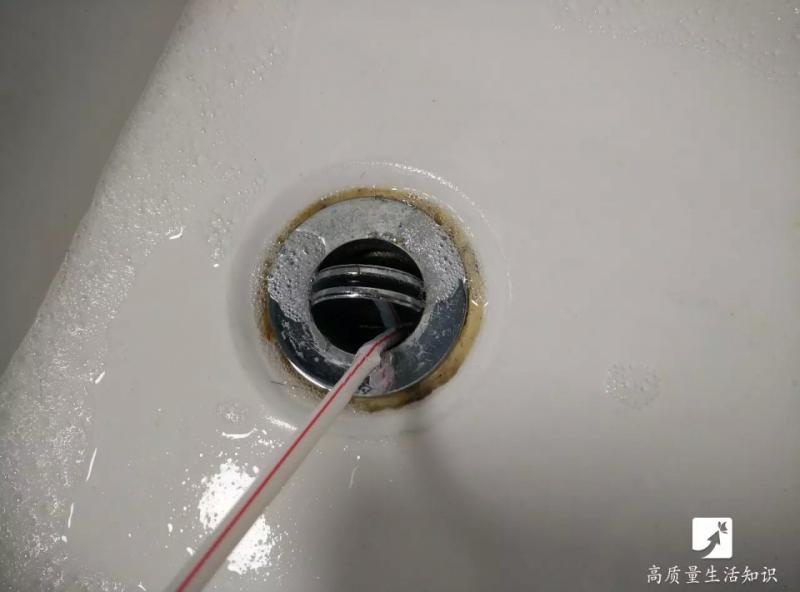 排水孔被頭髮堵了別著急,一根吸管就能輕鬆搞定!