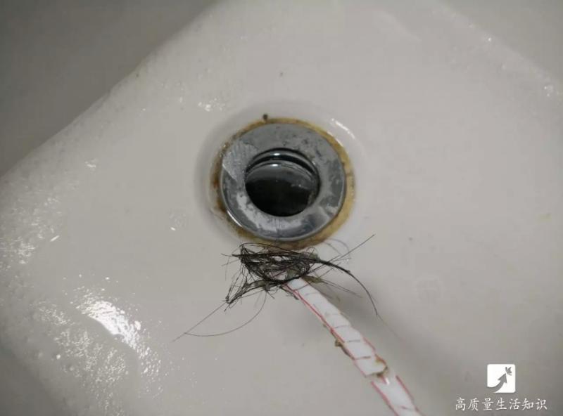 排水孔被頭髮堵了別著急,一根吸管就能輕鬆搞定!