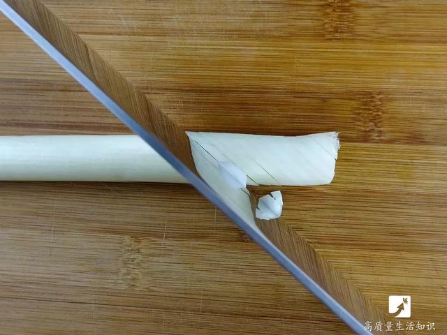 翻面也同样的切法 形成两面统一的斜切痕