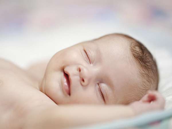 為什麼寶寶睡覺時，喜歡高舉雙手「投降」？連原因也這麼可愛……