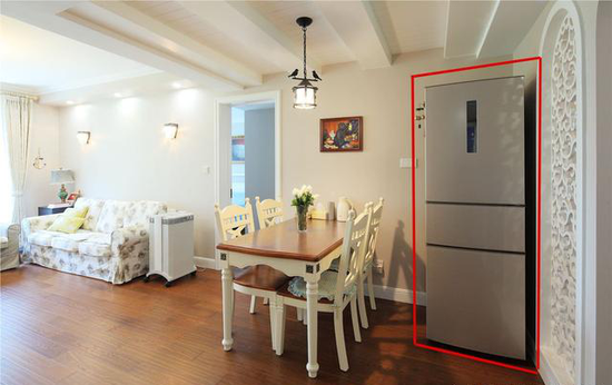 如果冰箱放在客厅和电视机共用插座的话,冰箱在运转时,电磁波会导致