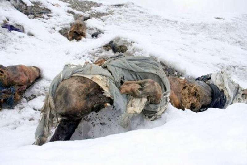 这些「尸体」已经在珠穆朗玛峰上多年,而这就是「他们死亡背后的故事