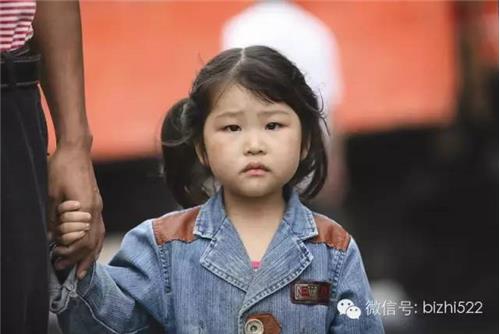 一個億萬富翁收養了一名瘦弱孤女,誰知30年後...億萬資產和他兒子最後都...結果意想不到!