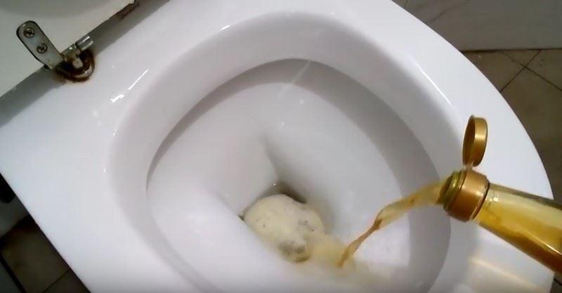 效果超強!清洗馬桶的「小妙招」,馬桶多年的深層尿垢水垢通通不見了,快試試吧!