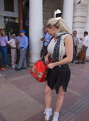 美國26歲女子通過手術改變自己，走在印度街上，所有男性為她著迷