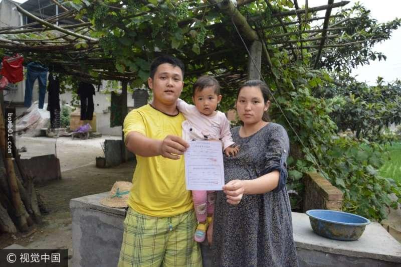 這個父親為了給女兒治病把積蓄全都用光,走投無路之下他只能挖墓穴和女兒一起躺下去…閃文推薦