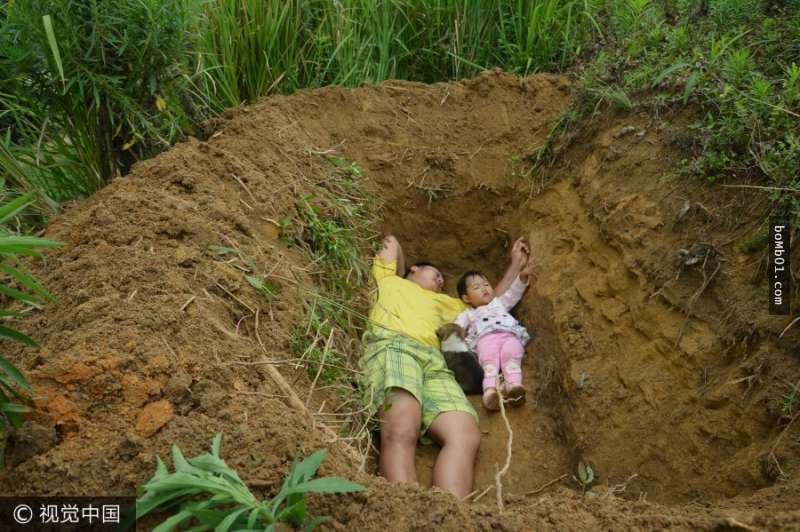 這個父親為了給女兒治病把積蓄全都用光,走投無路之下他只能挖墓穴和女兒一起躺下去…閃文推薦