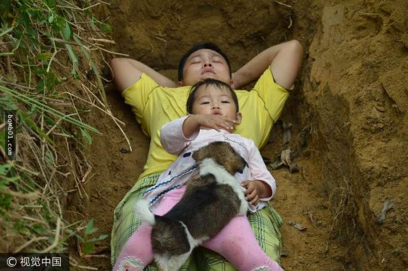 這個父親為了給女兒治病把積蓄全都用光,走投無路之下他只能挖墓穴和女兒一起躺下去…閃文推薦