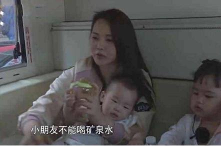 看了範瑋琪雙胞胎兒子最新照片， 父母還敢給孩子再用奶嘴嗎？