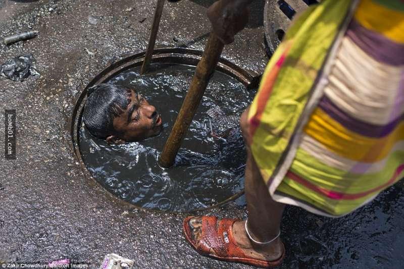 [閃文] 孟加拉清潔工竟然必須「跳進汙水裡處理下水道堵塞」，整個過程光看就讓人覺得超可憐！