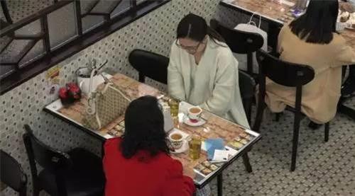 母親與小13歲男人相愛,並且懷孕四個月了,但遭到女兒以死威脅要她墜胎,沒想到這個男人竟然是女兒的……!