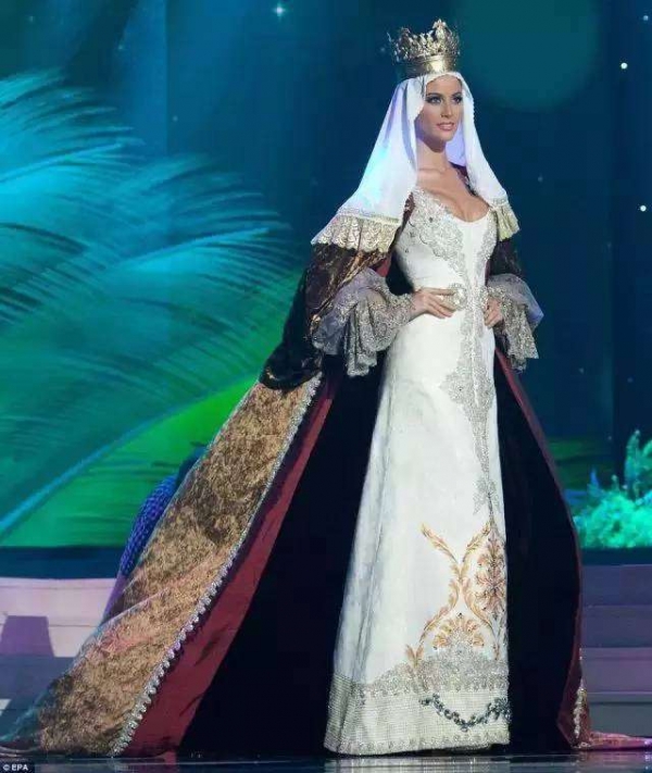 環球小姐被要求穿一套自己國家特色的衣服!然後韓國亮了