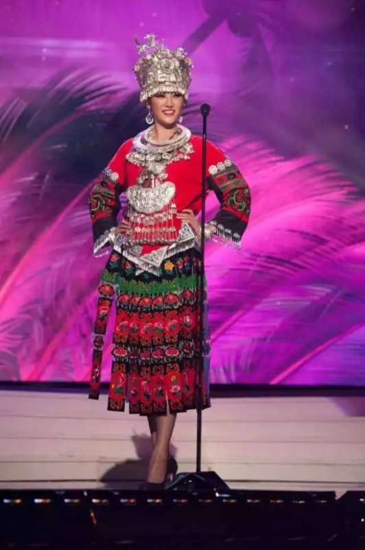 環球小姐被要求穿一套自己國家特色的衣服!然後韓國亮了