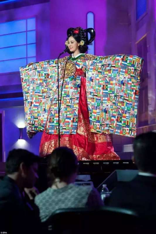 環球小姐被要求穿一套自己國家特色的衣服!然後韓國亮了