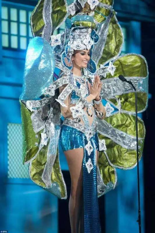 環球小姐被要求穿一套自己國家特色的衣服!然後韓國亮了