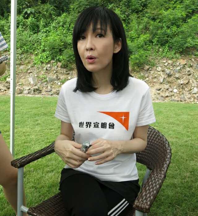 49歲周慧敏近照，一胖毀所有，再也不是心中的「玉女」了