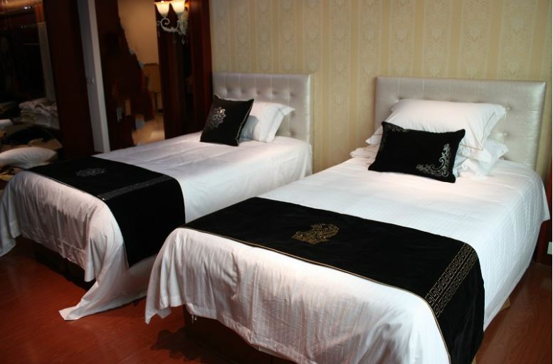 90%以上的人都不知道,進飯店都會看到「一塊多餘的布鋪在床上」…到底是做什麼的