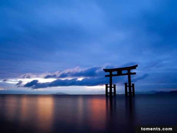 白鬚神社是位在日本滋賀縣高島市的神社，以沖島為背景，如同浮在琵琶湖畔的鳥居，所以也被稱作「近江之嚴島」。翻攝自新注音新聞