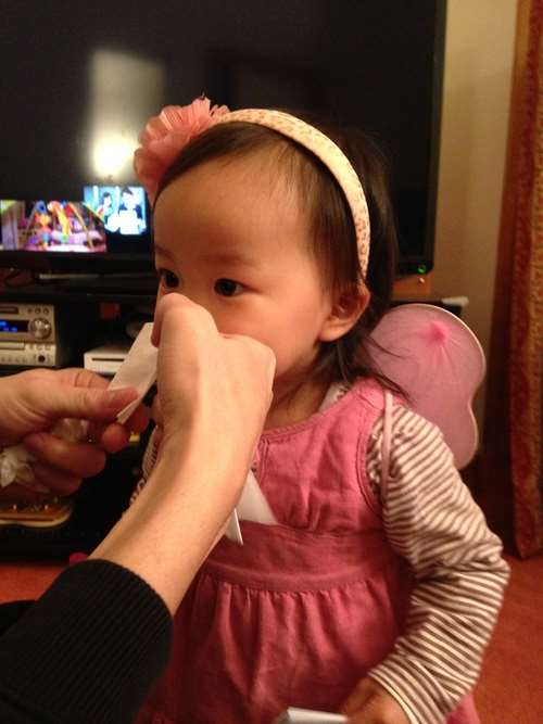 怕小孩擤鼻涕擤到破皮紅腫，就試試日本家長用的這招，父母必學的一分鐘吸鼻涕方法！