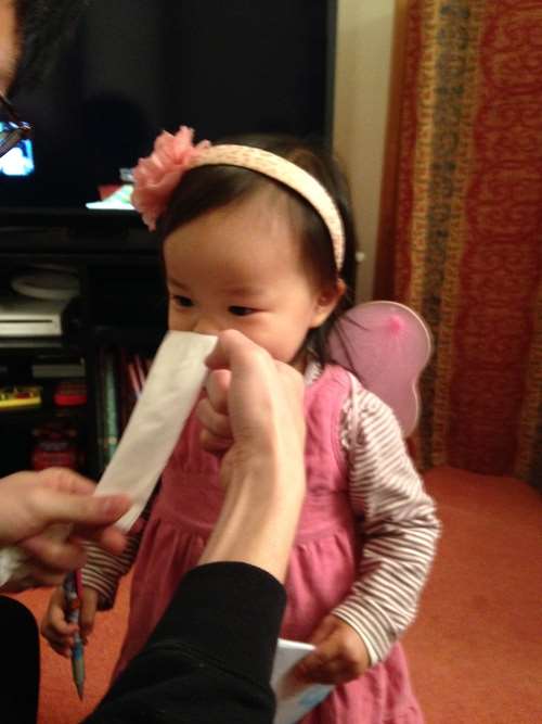 怕小孩擤鼻涕擤到破皮紅腫，就試試日本家長用的這招，父母必學的一分鐘吸鼻涕方法！