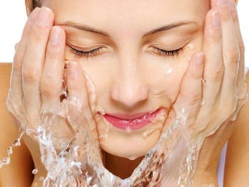 正確的洗臉方式④ 最後是清洗眼睛周圍，然後用水沖洗！