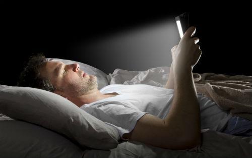 看完 別忘了分享給你身邊的人…晚上在床上愛玩手機的朋友，4 個 有效減少眼部壓力 的方法！