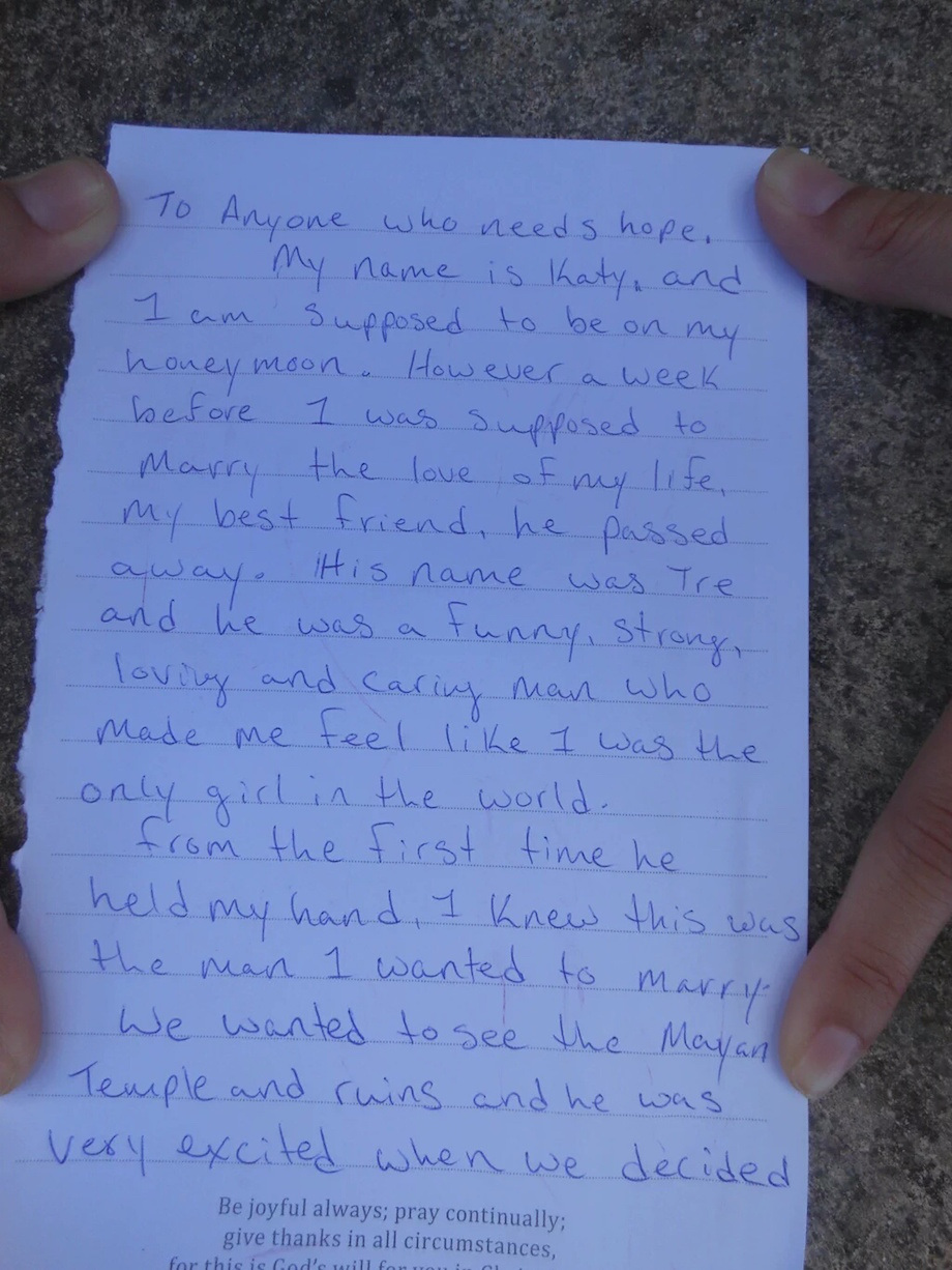 這個男生爬上瑪雅神廟後發現了這個瓶子，打開之後就發現了這封會「徹底改變你人生信仰」的信！