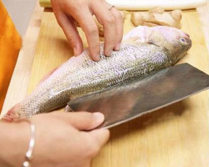 手把手教你做清蒸鱸魚，入味、誘人、營養，方法都在這了！
