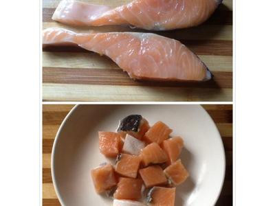4.鮭魚切成兩半，一半切成丁塊狀。（ ㄧ半不切，用來干煎）
