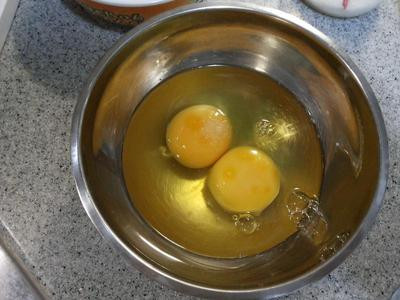 1顆蛋皮較薄…2顆蛋較厚實…蛋加入一咪咪鹽巴打成散蛋