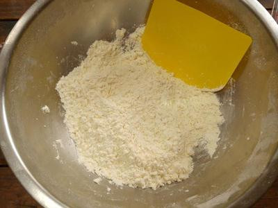 把冰奶油跟面粉用刮片切拌的方式拌勻
呈現砂狀