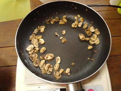 熱油將蘑菇炒乾