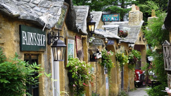 這個地方看起來像是英國的可愛小村莊，但當你一看到房屋上的語言文字後你就會立刻上網找機票！