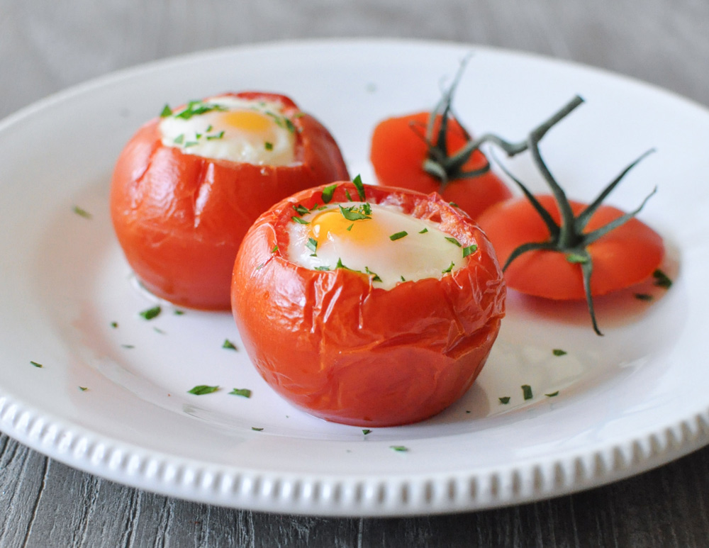 Baked Eggs in Tomato Cups : 早餐新吃法，打一個雞蛋到番茄裡吧