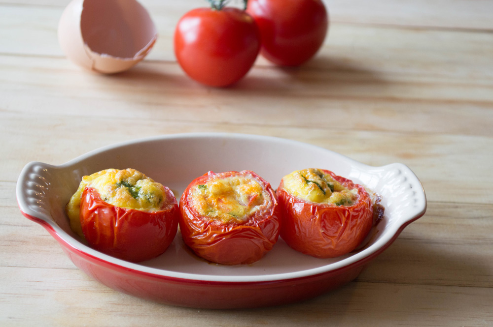 Baked Eggs in Tomato Cups : 早餐新吃法，打一個雞蛋到番茄裡吧