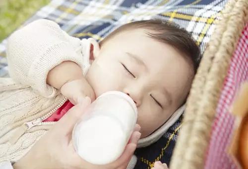 如何給孩子正確喂奶粉，這很重要哦。孩子喝奶粉的7大禁忌，一定不能越雷池一步! 當爸媽的趕緊收藏！
