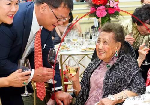 她12年前患癌，110歲仍穿高跟鞋噴香水，長壽之道很任性！